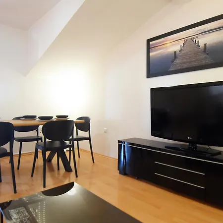 Suitable Summer פולה